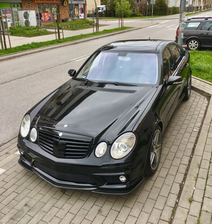 Juodas Mercedes-Benz E 320 CDI (W211) matomas iš priekio ir šono
